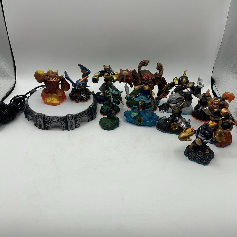 ACTIVISION SKYLANDERS -LOT OF 12 Figures 2012-2013 + Portal‎ Of Power READ